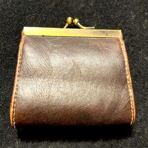 ⭐️ Vintage brown leather change purse kiss lock